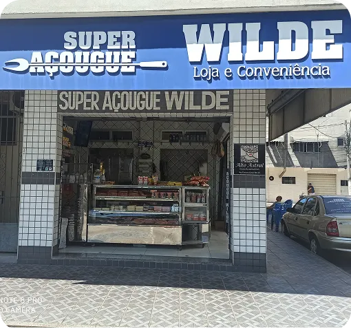 Balcão do Super Açougue Wilde com carnes expostas na vitrine refrigerada